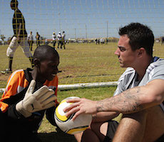 Diego Benaglio bei einem afrikanischen Fußballcamp von Laureus S