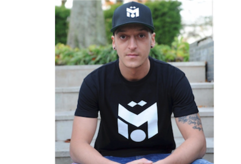 Mesut Özil mit T-Shirt und Cap aus seiner Kollektion M10