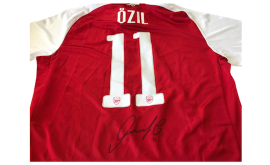 Signiertes FC Arsenal Trikot von Mesut Özil