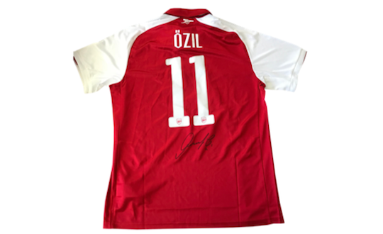 Signiertes FC Arsenal Trikot von Mesut Özil