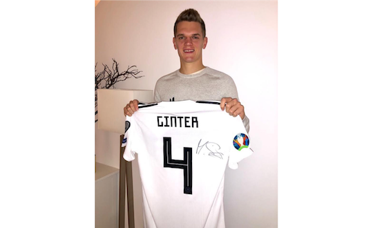 Matthias Ginter mit signierten DFB Trikot