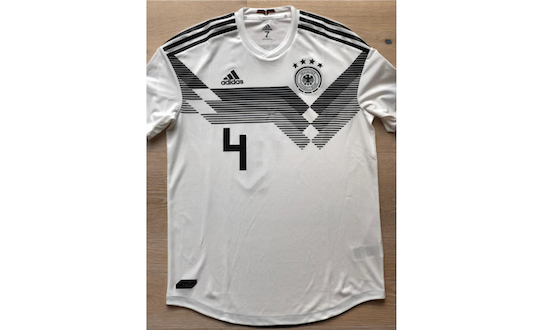 Matthias Ginter mit signierten DFB Trikot