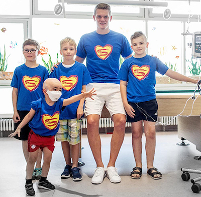 Matthias Ginter bei einem Krankenhausbesuch in Freiburg