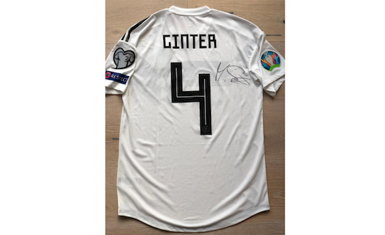 Matthias Ginter mit signierten DFB Trikot