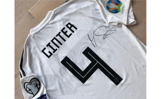 Matthias Ginter mit signierten DFB Trikot