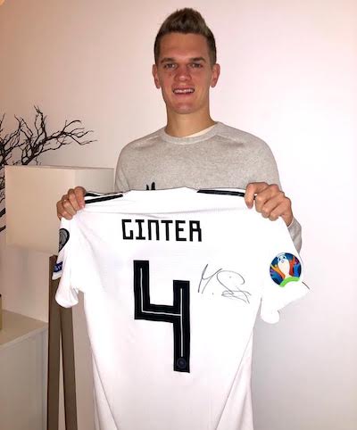 Matthias Ginter mit signierten DFB Trikot