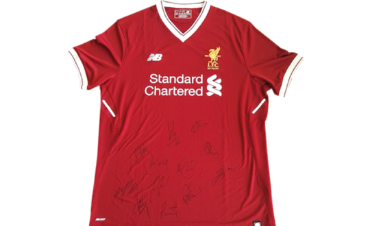 Originales Trikot des FC Liverpool mit Unterschrift aller Spieler