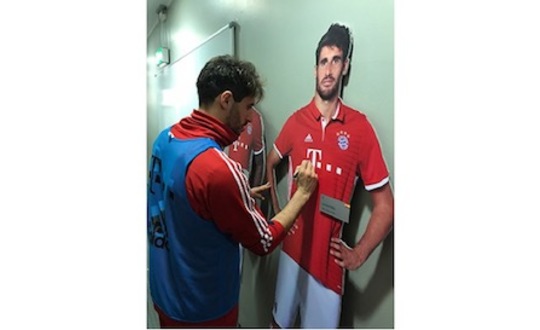 Javi Martinez signs his life-size-cut-out figure from the FC Bayern Erlebniswelt