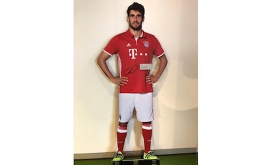 Original signed Javi Martinez life-size-cut-out figure from the FC Bayern Erlebniswelt