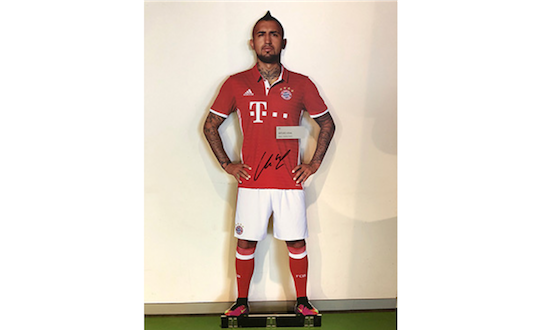 Original signed Arturo Vidal life-size-cut-out figure from the FC Bayern Erlebniswelt