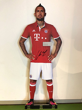 Original signed Arturo Vidal life-size-cut-out figure from the FC Bayern Erlebniswelt