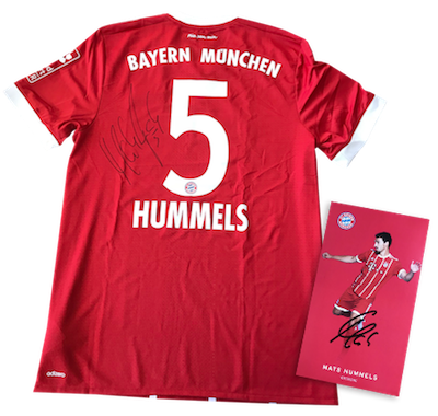 Original unterschriebenes FC Bayern Trikot und Autogrammkarte von Mats Hummels