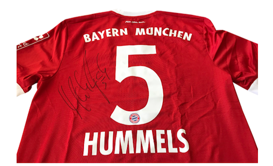original signed FC Bayern Munich jersey and autograph card by Mats Hummels backside
