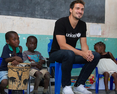 Hilfsorganisation UNICEF Mats Hummels mit afrikanischen Kindern