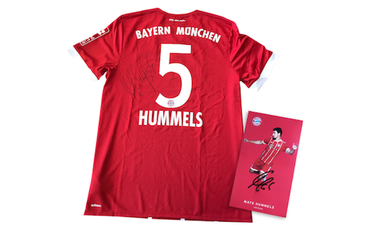 original signed FC Bayern Munich jersey and autograph card by Mats Hummels