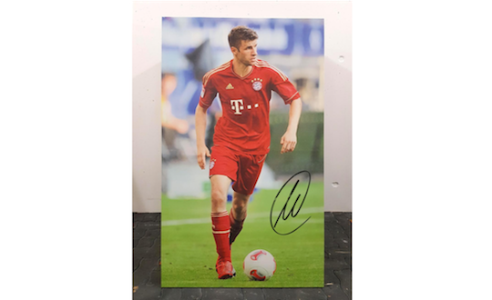 Player portrait original signed by Thomas Müller FC Bayern Munich