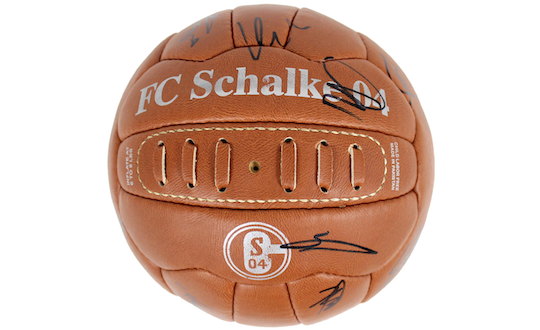 Teamsignierter Retro Ball vom FC Schalke 04