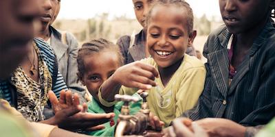 Hilfsorganisation Viva con Agua - afrikanische Kinder bei einem Wasserbrunnen