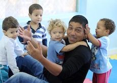 Giovane Elber mit hilfsbedürftigen Kindern