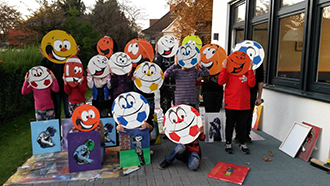 Manuel Neuer Kids Foundation Children with masks