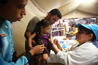 Pflegestationen UNICEF - Kind bekommt eine Impfung von einem Arzt