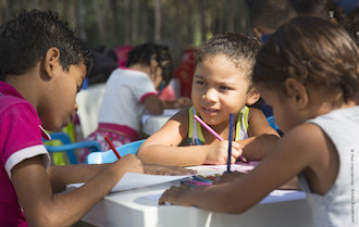 Kinder während ihrem Schulunterricht