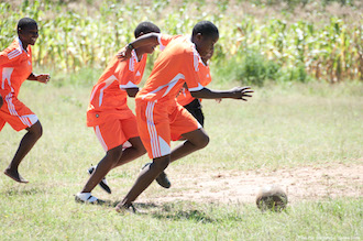 Jungen spielen Fußball