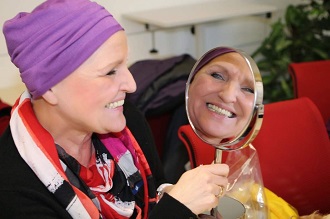 DKMS LIFE Krebspatientin mit Kopfbedeckung