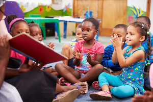 Kinder während dem Schulunterricht - SOS Kinderdorf