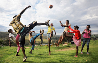 Right to Play - Kinder spielen Fußball