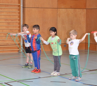 Stiftung Schneekristalle Kinder beim Seilspringen