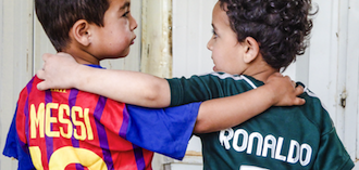 Zwei Jungen mit Trikot von Lionel Messi und Cristiano Ronaldo