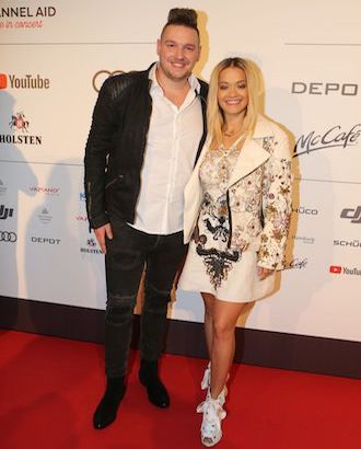 Geschäftsführer der Fabs Foundation Fabian Narkus mit Rita Ora